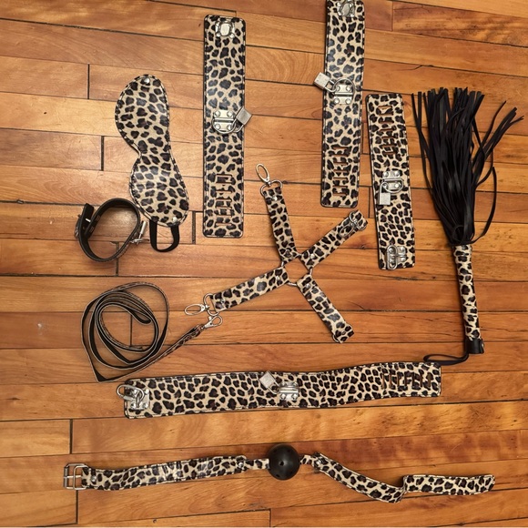 Perfect leopard style bedroom restraint kit! - Picture 4 of 8